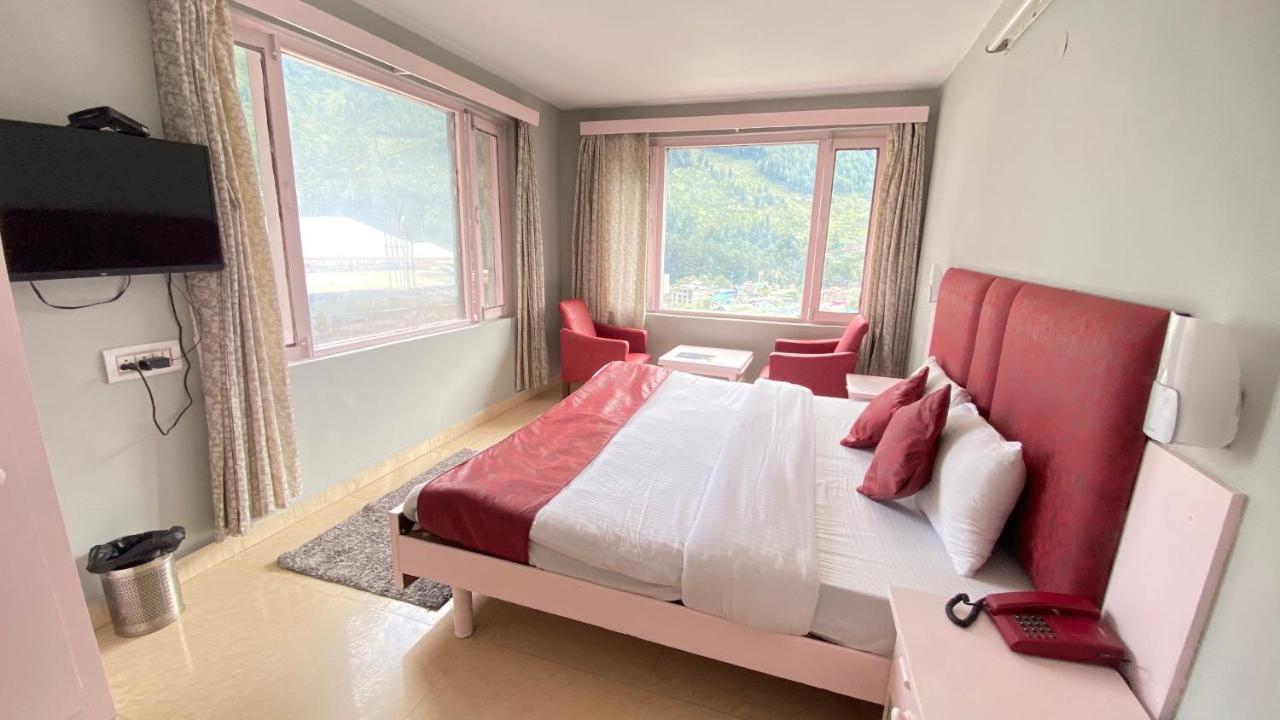 Hotel Meadows Manali Bagian luar foto